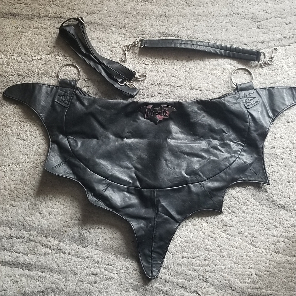 Kreepsville bat shoulder bag - Picture 10 of 10
